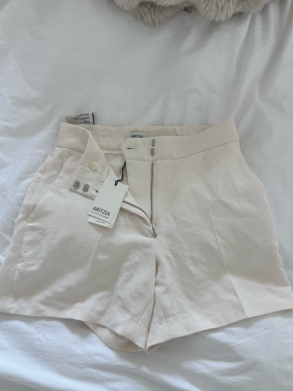 Aritzia The Limitless Short™ Curve-Fit Mid-Thigh - Crepette™